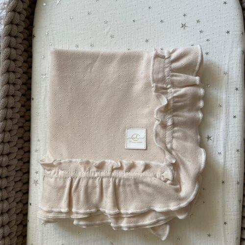 11 Coperta traforata con le balze NUDE