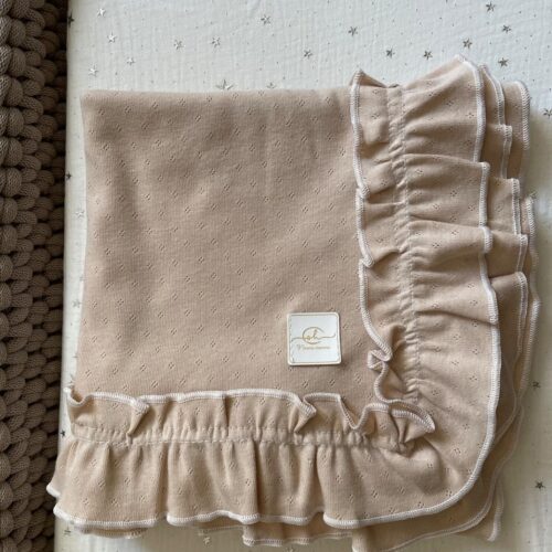 22 Coperta traforata con le balze SAND