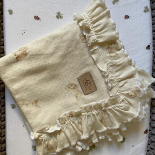 Coperta traforata con le balze CONIGLIETTI