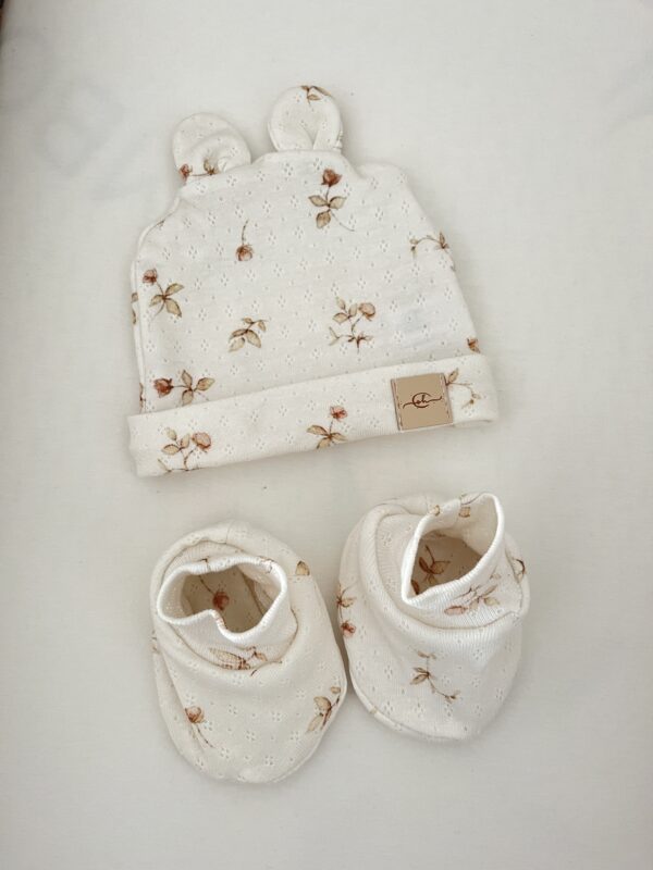 Babbucce e capellino rose