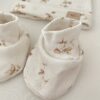 Babbucce e capellino rose