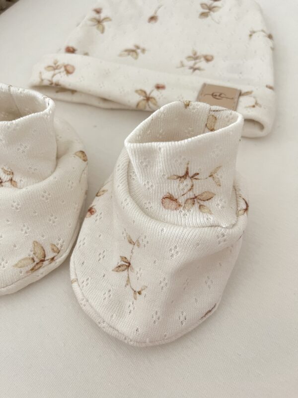 Babbucce e capellino rose