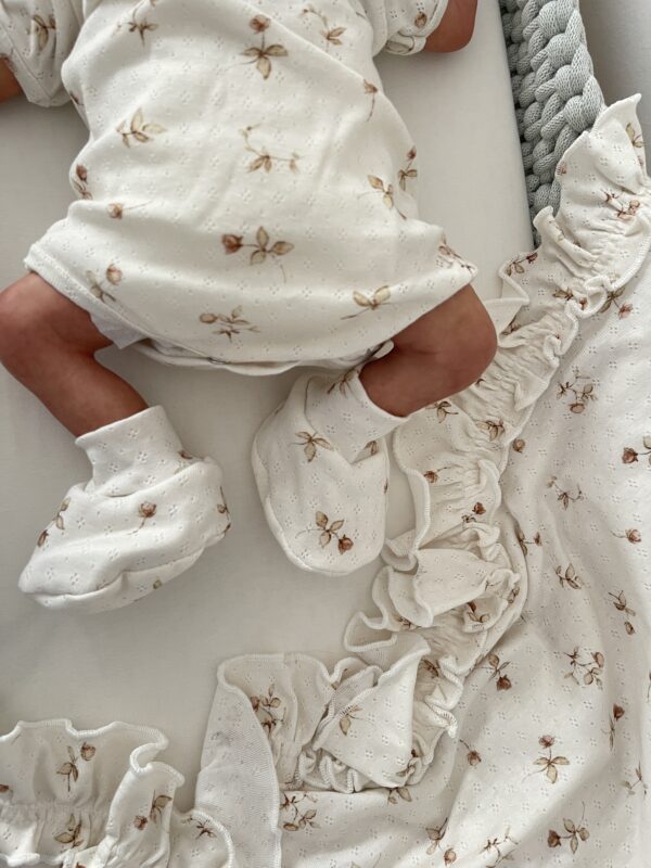 Babbucce e capellino rose