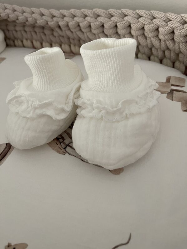 Babbucce bianco con le balze